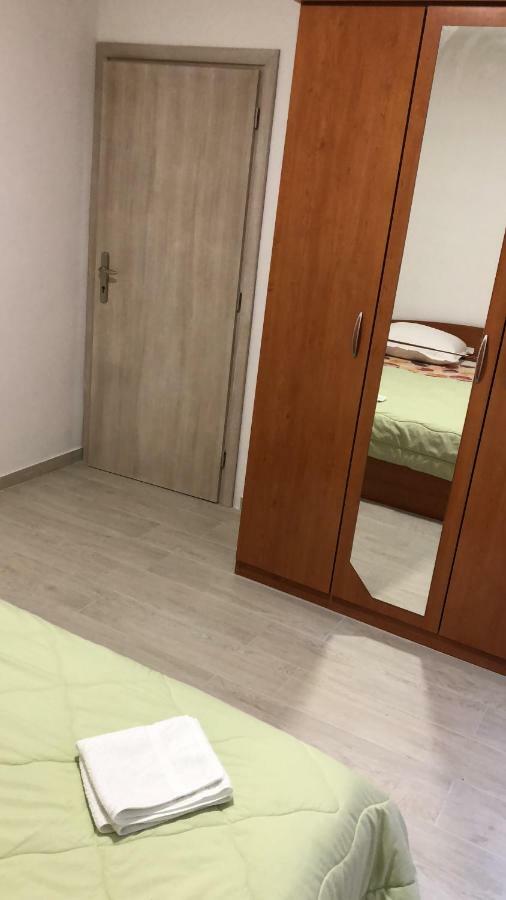 Apartmans And Rooms "Slavica" Новаля Екстериор снимка