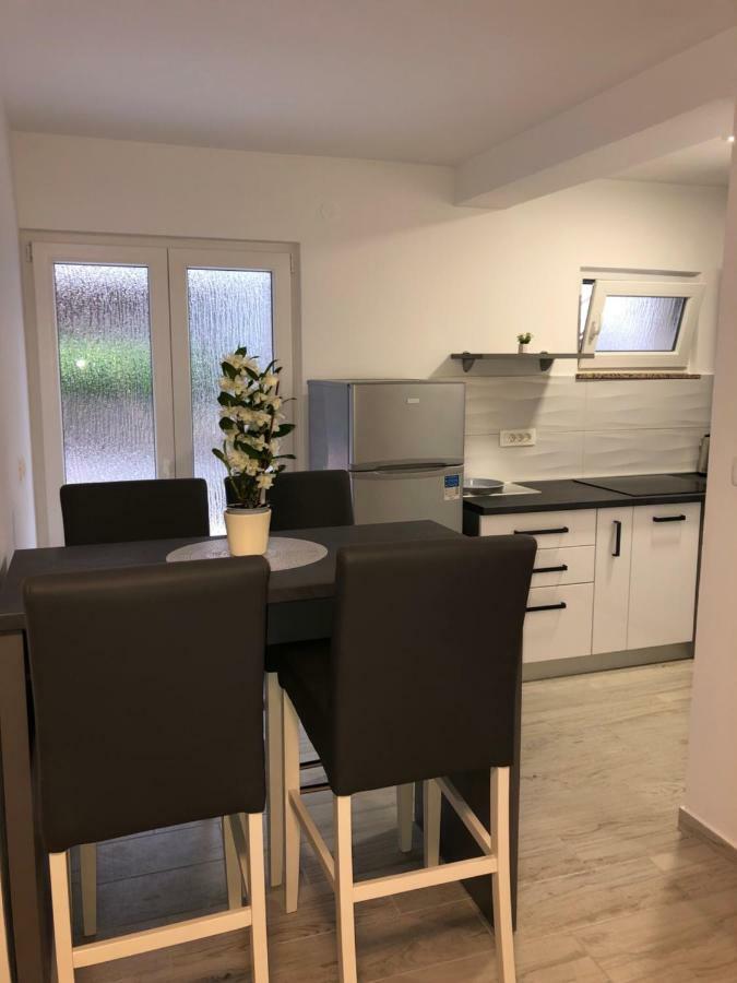 Apartmans And Rooms "Slavica" Новаля Екстериор снимка