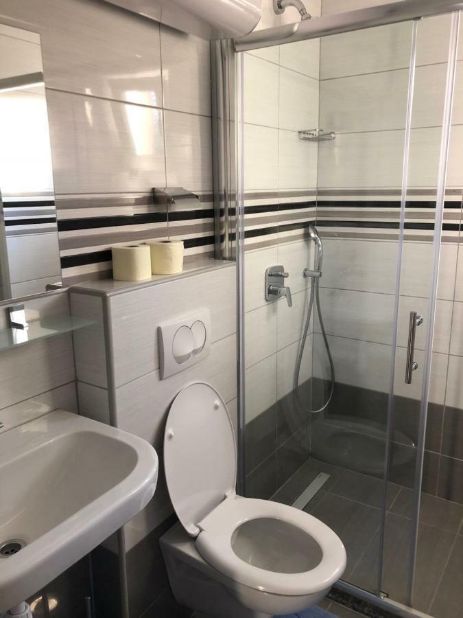 Apartmans And Rooms "Slavica" Новаля Екстериор снимка
