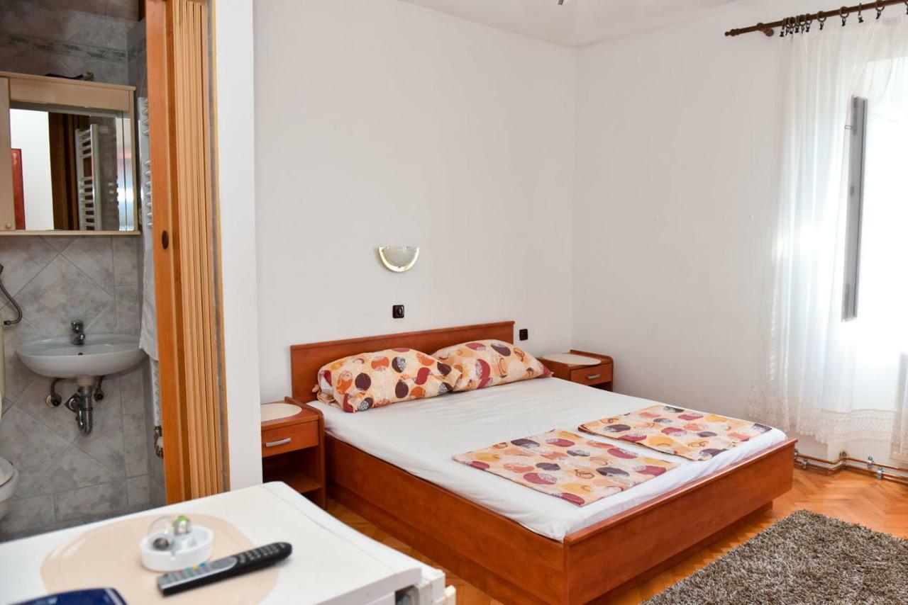 Apartmans And Rooms "Slavica" Новаля Екстериор снимка