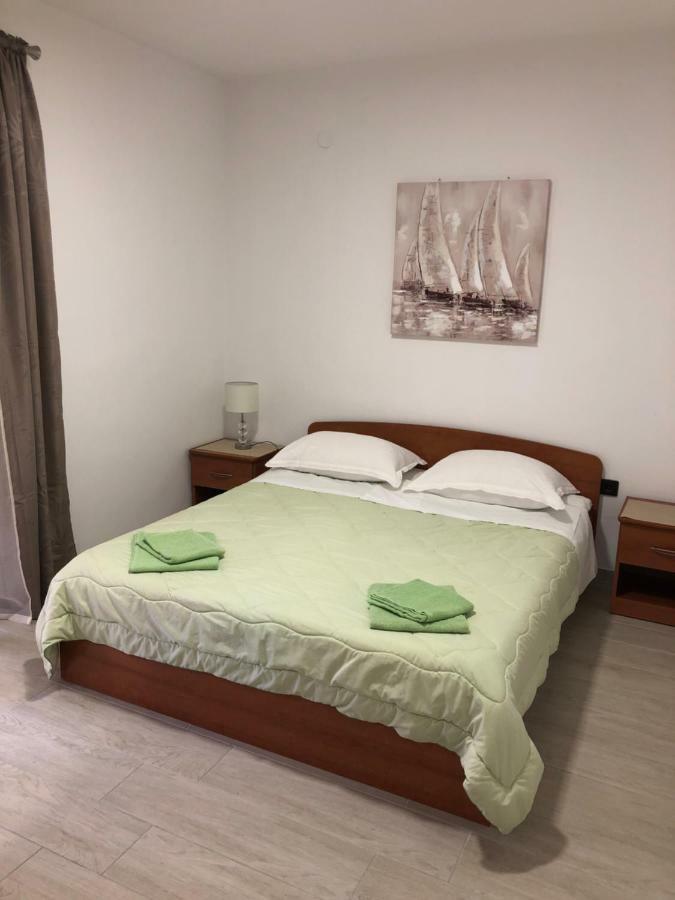 Apartmans And Rooms "Slavica" Новаля Екстериор снимка